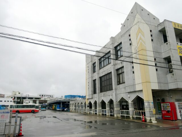 石垣島バスターミナルでの交通広場